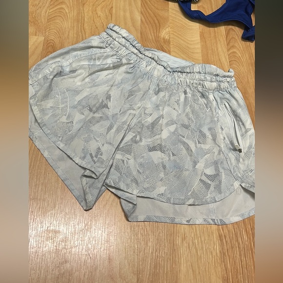 Lululemon tracker shorts size 6 (pattern gray) - Picture 1 of 4
